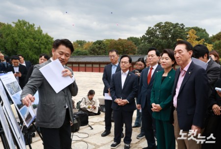 국회 문화체육관광위원회 국민의힘 조은희 간사와 이석기, 김승수, 윤용근 의원이 15일 오후 서울 종로구 종묘 정전에서 서울시 관계자에게 세운4구역 재정비촉진사업 개요 및 이격거리 등에 대한 설명을 듣고 있다.뒤로 보이는 파란 풍선(141미터, 142미터)과 붉은 풍선(94미터, 99미터)은 사업 대상지 높이다.