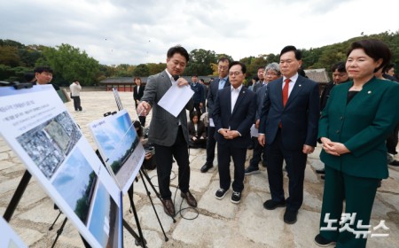 국회 문화체육관광위원회 국민의힘 조은희 간사와 이석기, 김승수, 윤용근 의원이 15일 오후 서울 종로구 종묘 정전에서 서울시 관계자에게 세운4구역 재정비촉진사업 개요 및 이격거리 등에 대한 설명을 듣고 있다.뒤로 보이는 파란 풍선(141미터, 142미터)과 붉은 풍선(94미터, 99미터)은 사업 대상지 높이다.
