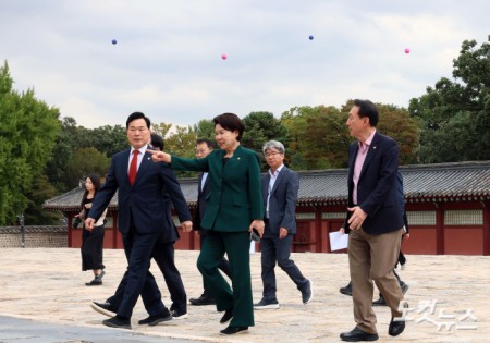 국회 문화체육관광위원회 국민의힘 조은희 간사와 이석기, 김승수, 윤용근 의원이 15일 오후 서울 종로구 종묘 정전 월대에서 세운4구역 재정비촉진사업 관련 브리핑을 듣기 위해 이동하고 있다.뒤로 보이는 파란 풍선(141미터, 142미터)과 붉은 풍선(94미터, 99미터)은 세운4구역 건축물 높이를 나타내고 있다.