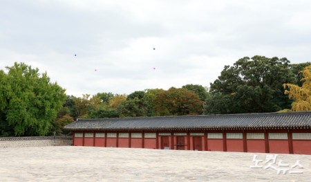 15일 오후 서울 종로구 종묘 정전 월대에서 바라본 세운4구역 재정비촉진사업 대상지에 건축물 높이를 나타내는 파란 풍선(141미터, 142미터)과 붉은 풍선(94미터, 99미터)이 설치돼 있다.