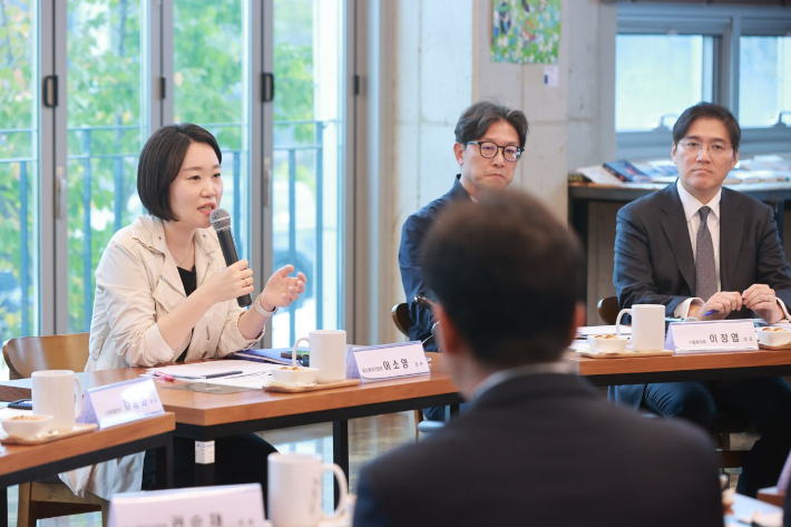 이소영 중소벤처기업부 장관이 15일 충남 천안의 반도체 소재기업 엘케이켐을 찾아 간담회를 진행하고 있다. 중소벤처기업부 제공