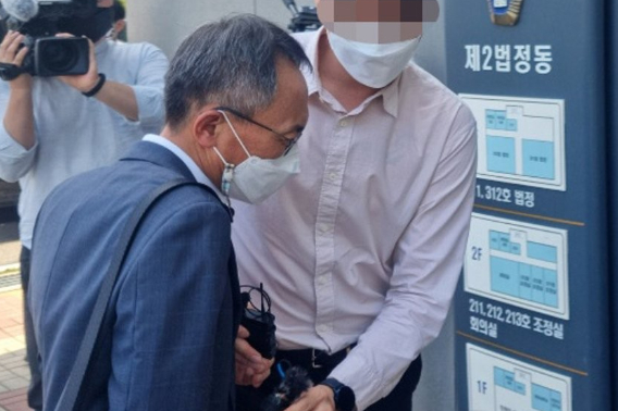 김충식 전 강원도소방본부장이 2021년 구속 전 피의자 심문을 위해 춘천지법에 들어서는 모습. 연합뉴스