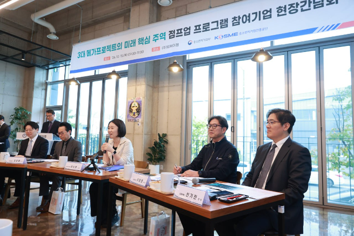 이소영 중소벤처기업부 장관이 15일 충남 천안의 반도체 소재기업 엘케이켐을 찾아 업계 관계자들과 간담회를 진행하고 있다. 중소벤처기업부 제공