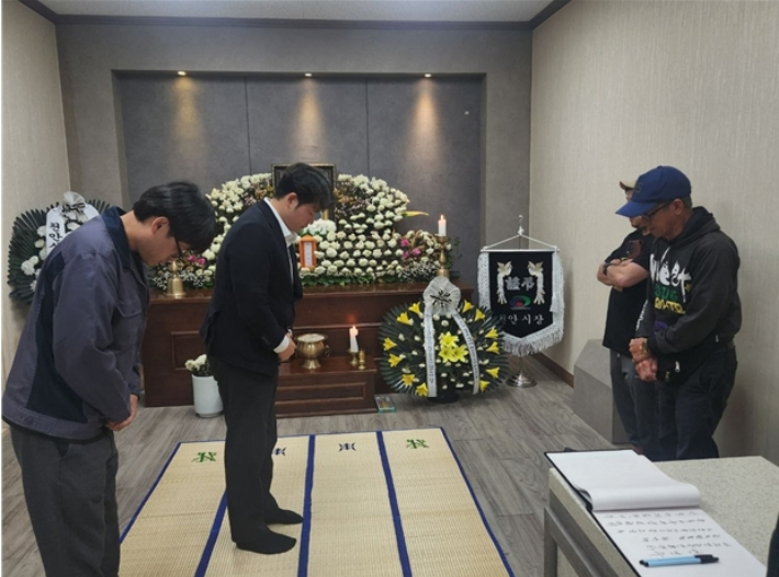 대원산업 관계자들이 화재로 사망한 이주노동자의 빈소를 방문해 유족들에게 조의를 표하고 있다. 대원산업피해자가족지원모임 제공