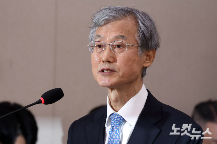 조희대 대법원장이 지난 6일 서울 여의도 국회에서 열린 법제사법위원회의 대법원 등에 대한 국정감사에 출석해 인사말을 하는 모습. 윤창원 기자