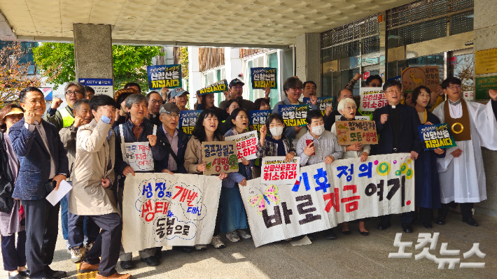 산황산을 지키는 시민연대가 지난 13일 고양시청 본관에서 집회를 열고, 산황산 골프장 증설 사업인가와 관련한 모든 의혹들을 밝히라고 주장했다. 시민연대는 성명에서 "산황산 인근 개발 이권 및 증설 사업에 직, 간접적으로 개입한 공무원에 대해 전면적인 전수조사를 실시하라"고 주장했다. 송주열 기자