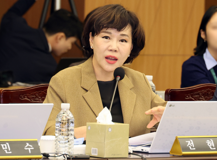 더불어민주당 전현희 의원이 15일 부산 남구 부산국제금융센터에서 열린 국회 정무위의 한국자산관리공사, 한국주택금융공사, 신용보증기금에 대한 국정감사에서 질의하고 있다. 연합뉴스