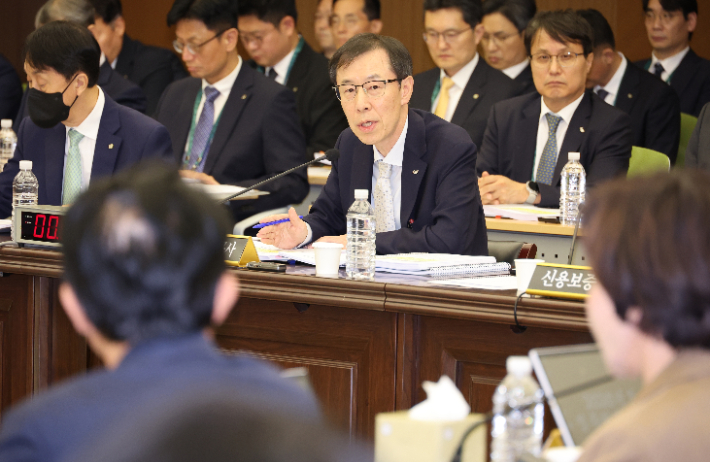 15일 부산 남구 부산국제금융센터에서 열린 국회 정무위의 한국자산관리공사, 한국주택금융공사, 신용보증기금에 대한 국정감사에서 한국자산관리공사 정정훈 사장이 의원질의에 답변하고 있다.  연합뉴스