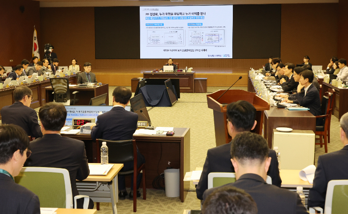 15일 부산 남구 부산국제금융센터에서 국회 정무위의 한국자산관리공사, 한국주택금융공사, 신용보증기금에 대한 국정감사가 진행되고 있다. 연합뉴스