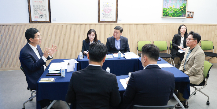  15일 오후 전북도청 1층에서 이원택 전북도지사가 '열린 도지사실'을 열었다. 전북도 제공