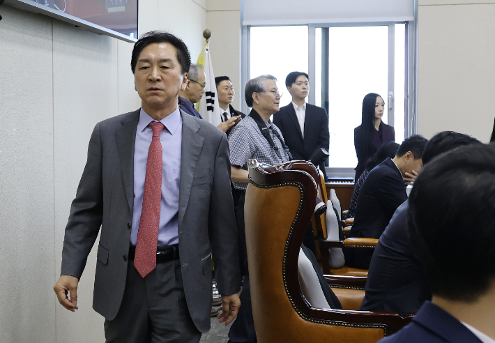 국민의힘 기후에너지환경노동위원회 위원들이 15일 국회에서 열린 기후에너지환경노동위원회의 중앙환경분쟁조정피해구제위원회 등에 대한 국정감사에서 남광우 한국환경산업보건기술원장의 자료 미제출에 항의하며 퇴장하고 있다. 연합뉴스