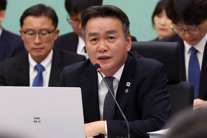 15일 대전정부청사에서 열린 국회 재정경제위의 국가데이터처, 관세청, 조달청에 대한 국정감사에 출석한 이종욱 관세청장이 답변하고 있다. 연합뉴스