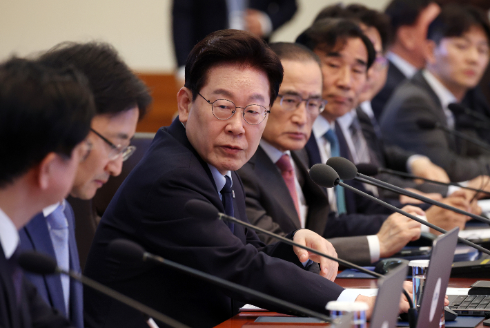 이재명 대통령이 15일 청와대에서 열린 수석보좌관회의에서 발언하고 있다. 연합뉴스