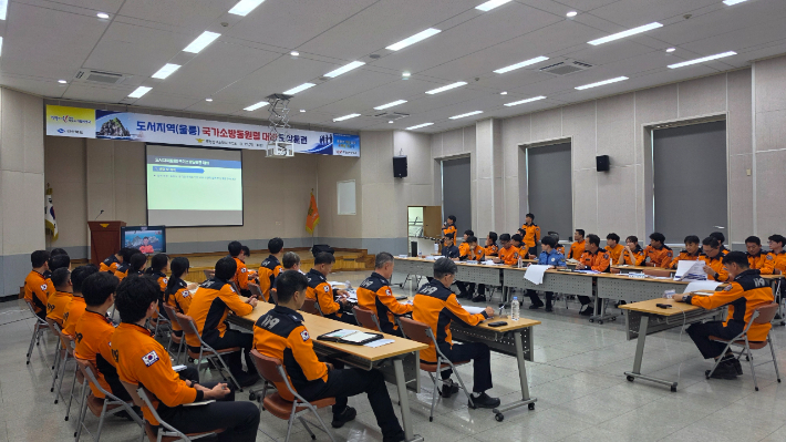 경상북도 소방본부가 15일 포항남부소방서 대회의실에서 '도서지역(울릉도) 국가소방동원령 대비 도상훈련'을 실시하고 있다. 경북도 제공