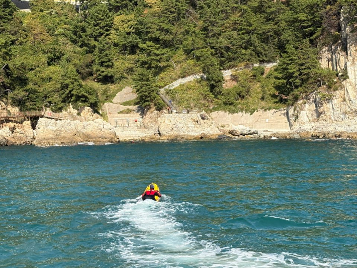 15일 부산 영도구 75광장 출렁다리 인근 해상에서 해경이 구조작업을 진행하고 있다. 부산해양경찰서 제공 