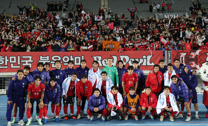 지난 6일 경기 용인시 용인미르스타디움에서 열린 축구 국가대표팀 평가전 대한민국과 우즈베키스탄의 경기. 2-0으로 승리한 한국 선수들이 관중들과 함께 기념촬영을 하고 있다. 연합뉴스
