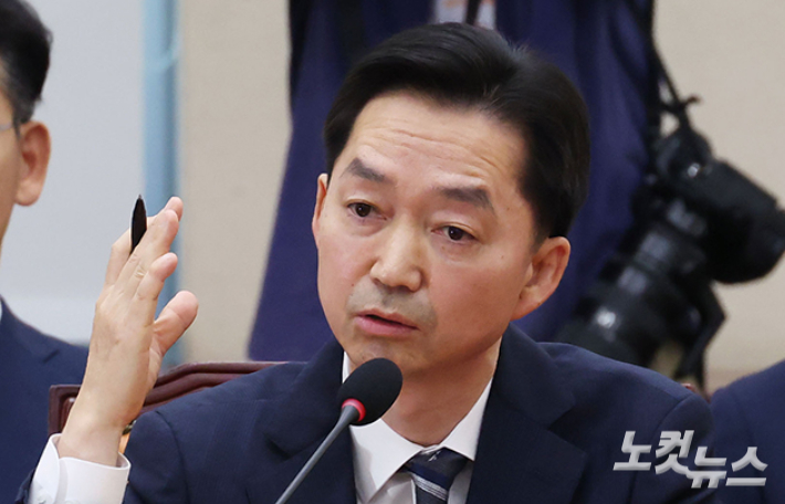 김지용 중대범죄수사청장 후보자가 국회 행정안전위원회에서 열린 인사청문회에 출석해 질의에 답하고 있다. 황진환 기자