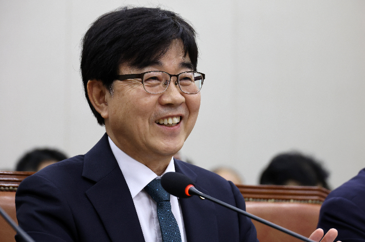 인태연 소상공인시장진흥공단 이사장이 15일 국회 산업통상자원중소벤처기업위원회에서 열린 중소벤처기업진흥공단 등에 대한 국정감사에서 의원 질의에 답하고 있다. 연합뉴스