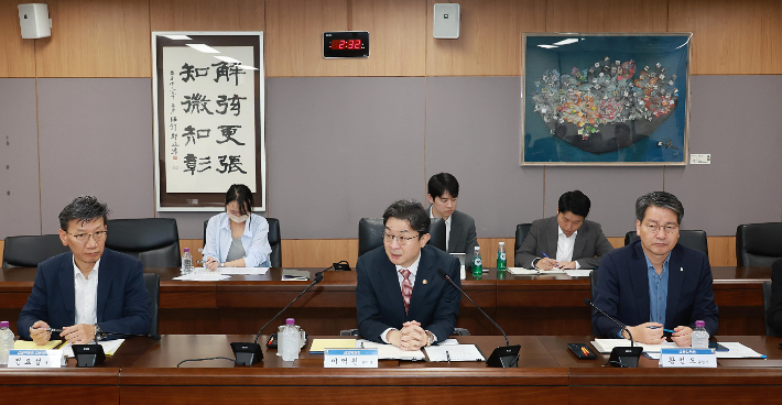 이억원 금융위원장이 15일 오후 서울 종로구 정부서울청사에서 금융감독원, 한국거래소 등 유관기관 및 시장 전문가와 함께 개최한 '증시상황 긴급 점검회의'에서 최근 대외 불확실성 확대에 따른 국내 증시 동향과 외국인·기관투자자 수급 상황 등을 점검하고 향후 대응방향을 논의하고 있다. 금융위원회 제공
