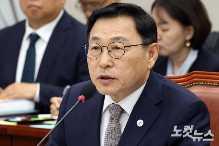 정근식 서울시교육감이 서울 여의도 국회에서 열린 교육위원회의 서울교육청·경기교육청·인천교육청 국정감사에서 의원 질의에 답변을 하고 있다. 윤창원 기자