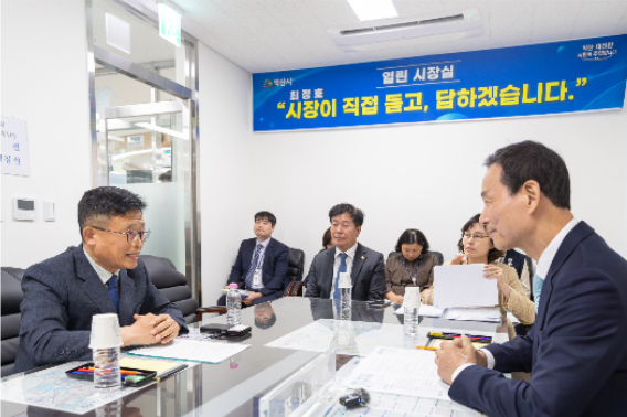 최정호 익산시장(오른쪽)이 15일 열린시장실을 찾은 시민과 지역 현안을 논의하고 있다. 익산시 제공