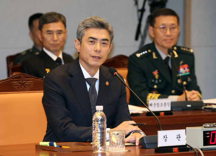강신철 국방부 장관이 15일 서울 국방부에서 열린 국회 법제사법위원회의 군사법원 국정감사에서 위원 질문에 답하고 있다. 연합뉴스