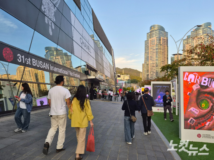 제31회 부산국제영화제 폐막식이 열리는 15일, 부산 해운대구 영화의 전당 일대가 관객으로 붐비고 있다. 정혜린 기자