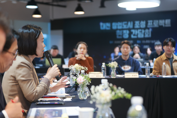 이소영 중소벤처기업부 장관이 15일 대전광역시 유성구 KAIST 나노종합기술원에서 열린 '창업도시 조성 프로젝트 현장 간담회'에서 인사말을 하고 있다. 중소벤처기업부 제공