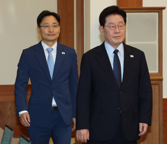 이재명 대통령이 15일 청와대에서 열린 수석보좌관회의에 임광현 신임 비서실장과 입장하고 있다. 연합뉴스