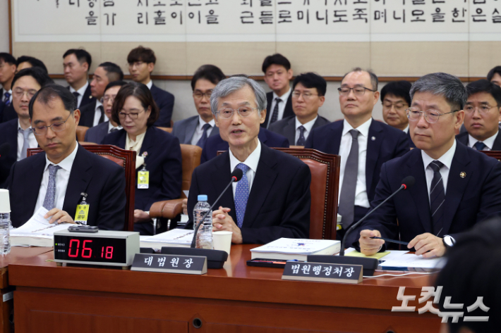 조희대 대법원장이 6일 서울 여의도 국회에서 열린 법제사법위원회의 대법원 등에 대한 국정감사에서 의원 질의에 답변을 하고 있다. 윤창원 기자