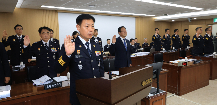 고범석 서울시경찰청장이 15일 서울시경찰청에서 열린 국회 행정안전위원회의 서울시경찰청에 대한 국정감사에서 증인 선서를 하고 있다. 연합뉴스
