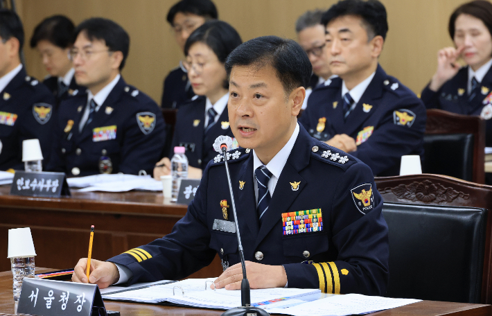 고범석 서울시경찰청장이 15일 서울시경찰청에서 열린 국회 행정안전위원회의 서울시경찰청에 대한 국정감사에서 더불어민주당 이해식 의원의 질의에 답하고 있다. 연합뉴스