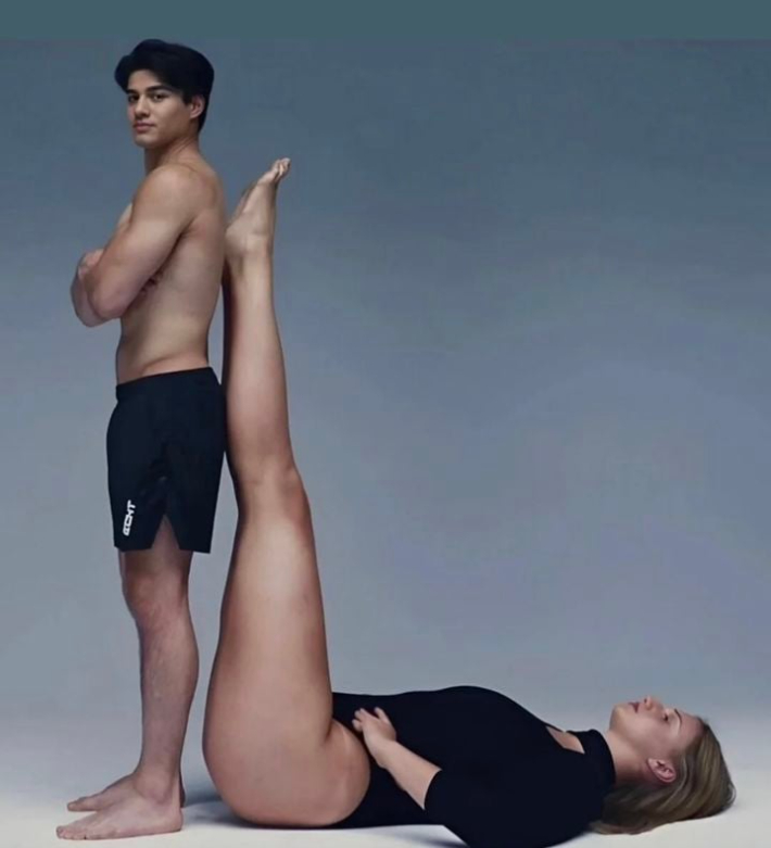 캐나다 여자 배구 국가대표 안나 스므렉이 누워 다리를 뻗어 160cm 남성의 등에 올린 모습. 인스타그램 'popping' 캡처 