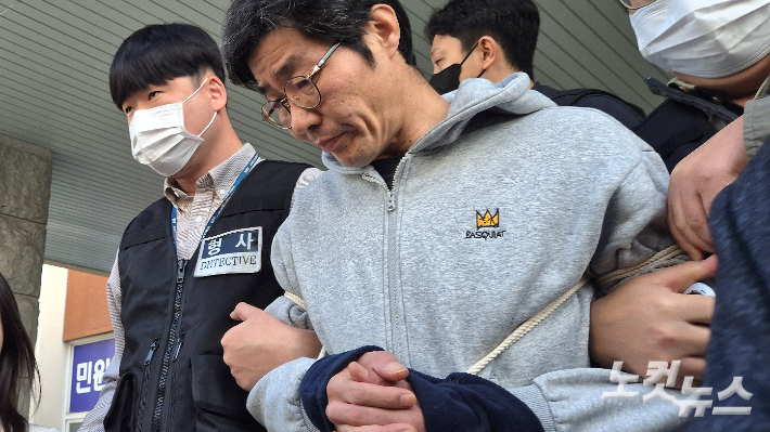 나주 60대 부부 강도살인 혐의를 받는 피의자 박용수가 16일 오전 8시 30분쯤 광주 동부경찰서 광역유치장에서 광주지방공소청으로 향하는 호송차에 오르며 "유가족들에게 정말 죄송하다"고 말했다. 한아름 기자