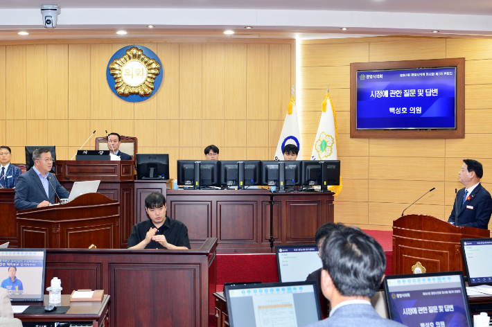 지난 15일 광양시의회에서 열린 시정질의에서 백성호 의원이 박성현 광양시장을 상대로 민생경제회복지원금 지급 공약과 관련해 질의하고 있다. 광양시의회 제공 