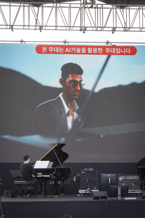 재즈 피아니스트 허대욱과 AI 피아니스트 '스콧'의 협연 무대. KAIST 제공