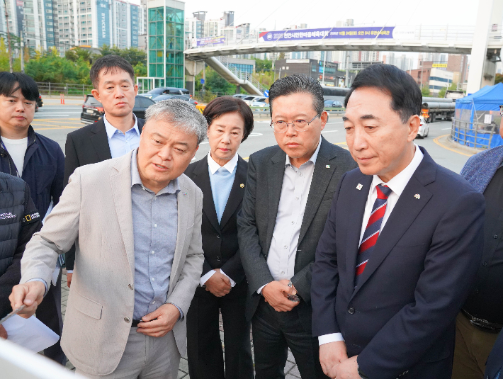 박수현 충남지사(오른쪽)와 장기수 천안시장(오른쪽 두번째)이 천안 남부대로 인근에서 출퇴근 차량 정체 상황에 대해 설명을 듣고 있다. 천안시 제공