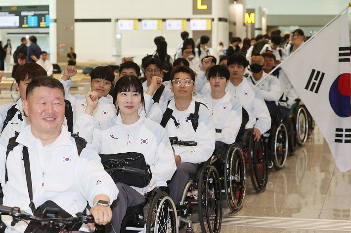 14일 인천국제공항 제2여객터미널에서 열린 2026 아이치·나고야 장애인아시아경기대회 대한민국 선수단 출영식을 마친 선수단이 출국하고 있다. 연합뉴스