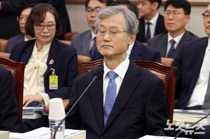 조희대 대법원장이 6일 서울 여의도 국회에서 열린 법제사법위원회의 대법원 등에 대한 국정감사에 출석해 생각에 잠겨있다. 윤창원 기자