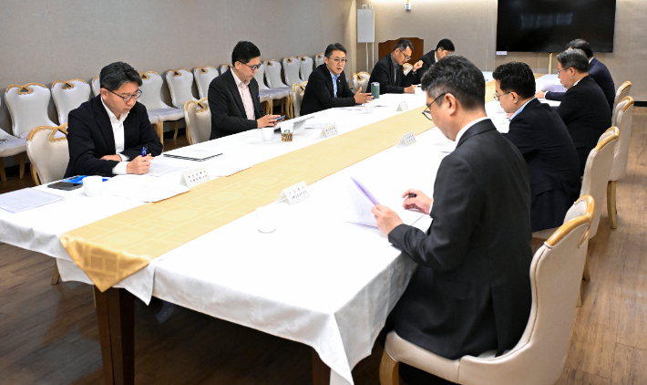 권대영 재정경제부 차관이 16일 정부서울청사에서 열린 '시장상황점검회의'를 주재, 발언하고 있다. 재정경제부 제공