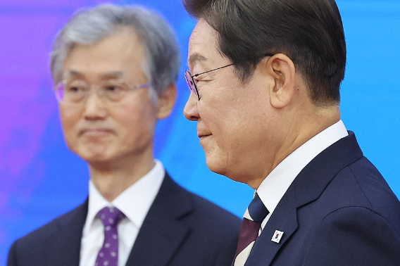 지난해 6월 4일 이재명 대통령이 4일 서울 여의도 국회에서 열린 제21대 대통령 취임선서식에서 조희대 대법원장 등과 인사를 마친 뒤 이동하고 있다. 연합뉴스