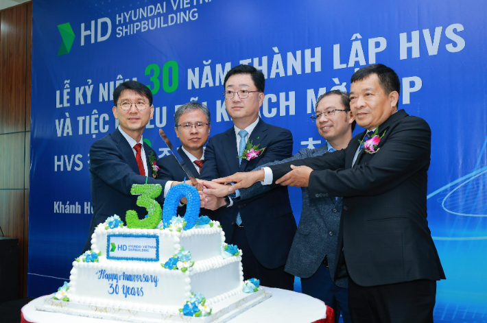 HD현대베트남조선 창사30주년 기념행사에서 참석자들이 기념 케이크 커팅을 하고 있다. HD현대중공업 제공 