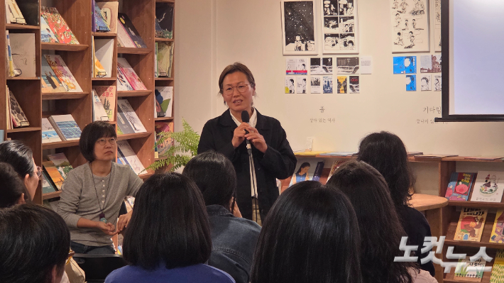 지난 8일 순천 '나무들의 밤'에서 열린 그래픽노블 '흰 신' 출간 기념 북토크에서 김금숙 작가가 작품에 대해 이야기하고 있다. 박사라 기자 
