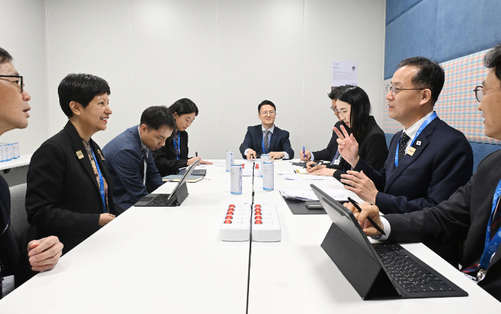 국제통화기금(IMF)/세계은행(WB) 연차총회 및  주요 20개국(G20) 재무장관.중앙은행 총재 회의, 주요 7개국(G7) 재무장관.중앙은행 총재 회의 참석차 태국 방콕을 방문중인 이형일(오른쪽 두 번째) 부총리 겸 재정경제부 장관이 15일(현지시간) 퀸시리낏 컨벤션센터(QSNCC)에서 인드라니 투라이 라자(왼쪽 두 번째) 싱가포르 재무부 제2장관과 면담하고 있다. 재정경제부 제공