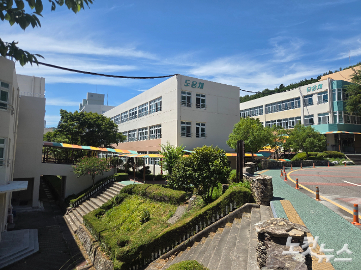 여도초등학교 전경. 유대용 기자