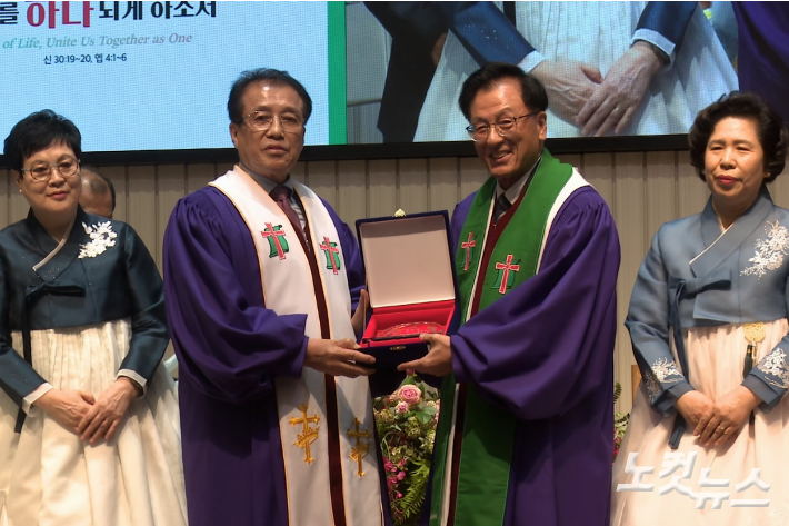 장태수 전 노회장(왼쪽)과 최영만 신임 노회장(오른쪽). 충북CBS