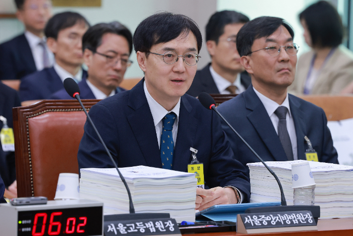 오민석 서울중앙지방법원장이 16일 국회 법제사법위원회에서 열린 서울고등법원, 서울중앙지방법원 등에 대한 국정감사에서 법사위원 질의에 답하고 있다. 연합뉴스