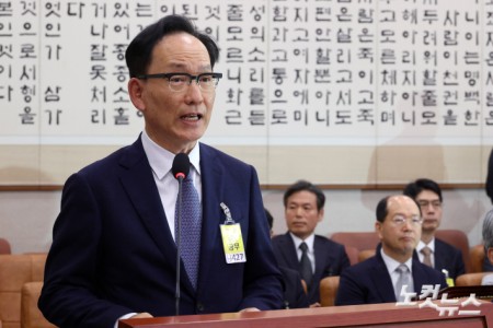 김대웅 서울고등법원장이 16일 서울 여의도 국회에서 열린 법제사법위원회의 서울고등법원 등에 대한 국정감사에서 기관보고를 하고 있다.