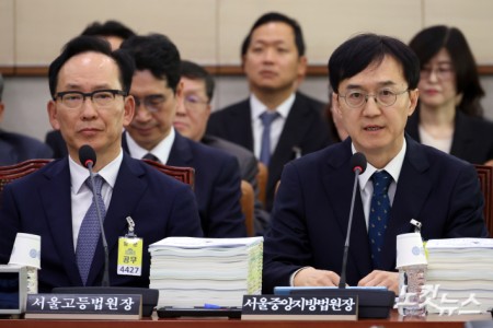오민석 서울중앙지방법원장이 16일 서울 여의도 국회에서 열린 법제사법위원회의 서울고등법원 등에 대한 국정감사에서 의원 질의에 답변을 하고 있다.