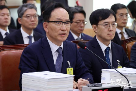 김대웅 서울고등법원장이 16일 서울 여의도 국회에서 열린 법제사법위원회의 서울고등법원 등에 대한 국정감사에서 의원 질의에 답변을 하고 있다.